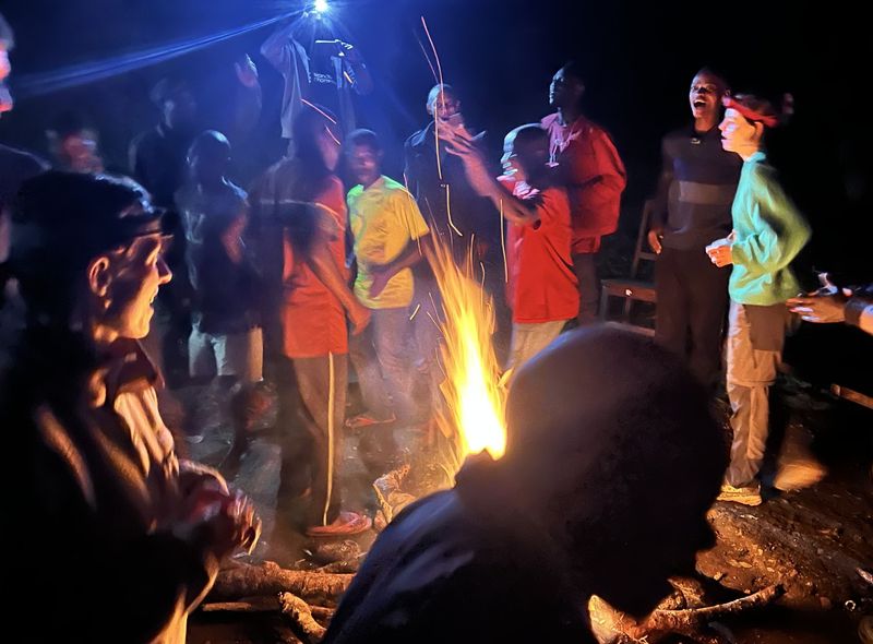 Groepsreis Tanzania kampvuur tijdens de trekking