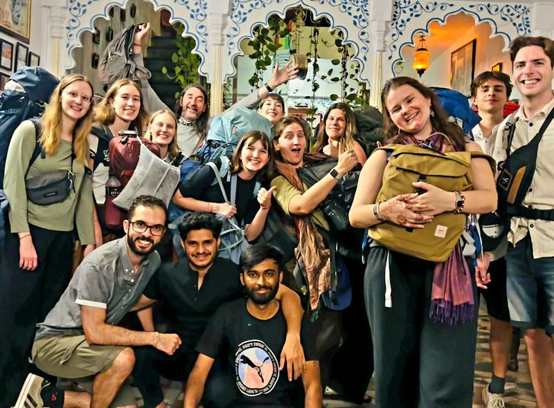 Groepsreis India groepsfoto met de rugzak backpackers