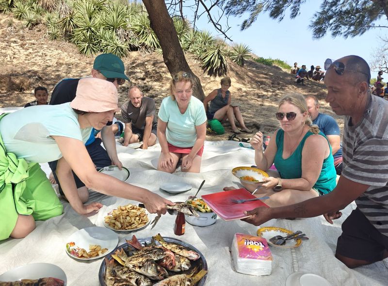 Groepsreis Madagascar vis barbecue