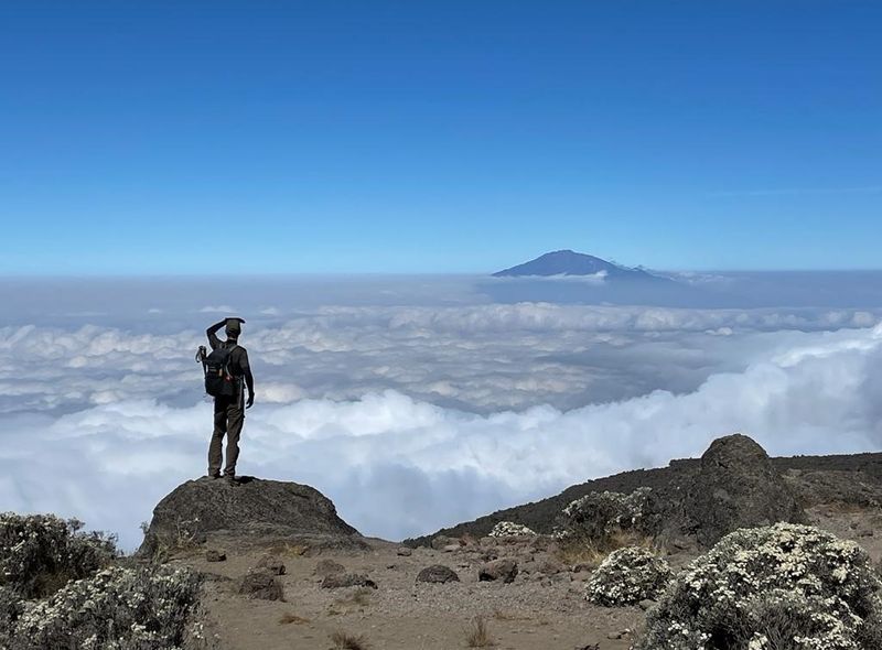 Tanzania groepsreis uitzicht over de wolken op de Kilimanjaro
