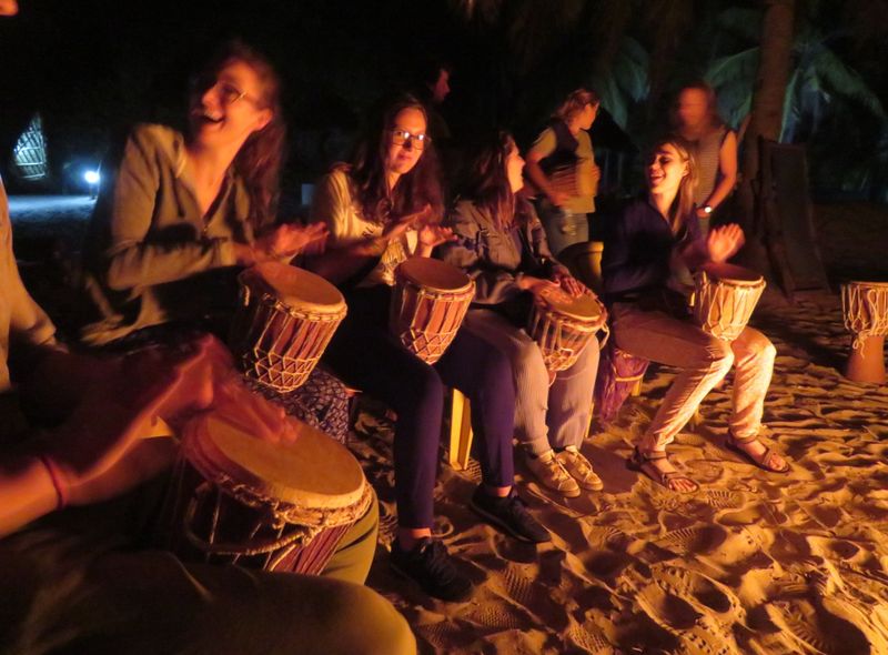Groepsreis jongerenreis Tanzania djembé op het strand