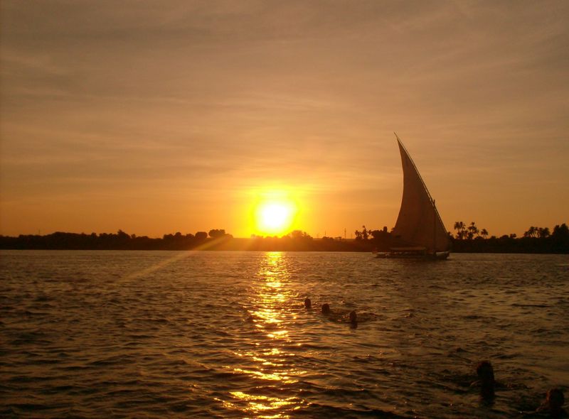 Egypte groepsreis Luxor felucca bij zonsondergang