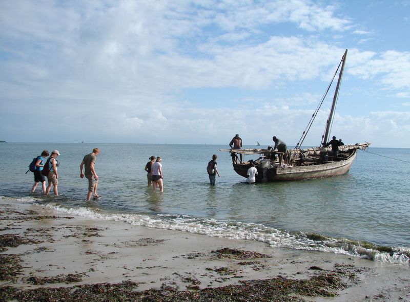 Groepsreis jongerenreis Tanzania Bagamoyo boot