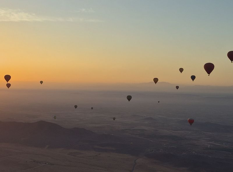 Groepsreis Marokko luchtballonnen bij zonsopgang nabij Marrakech