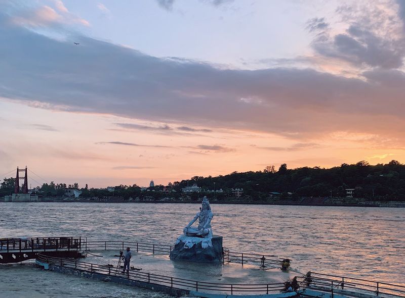 Groepsreis jongerenreis India standbeeld in de Ganges
