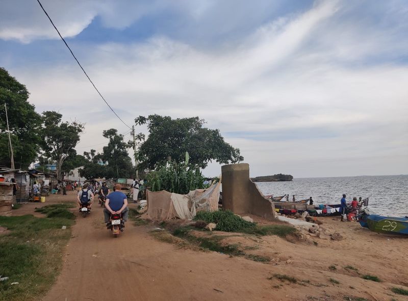 Groepsreis Oeganda lokale motortaxi in Entebbe