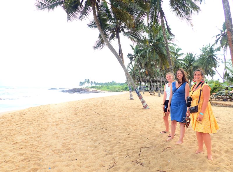 Groepsreis Ghana Elmina strand met palmbomen Smiling Coast