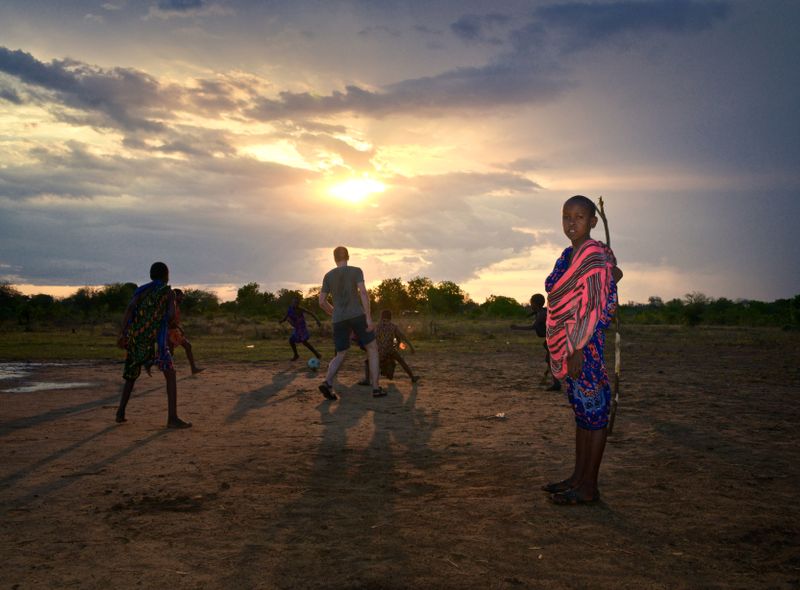 Groepsreis jongerenreis Tanzania Maasai samen voetballen