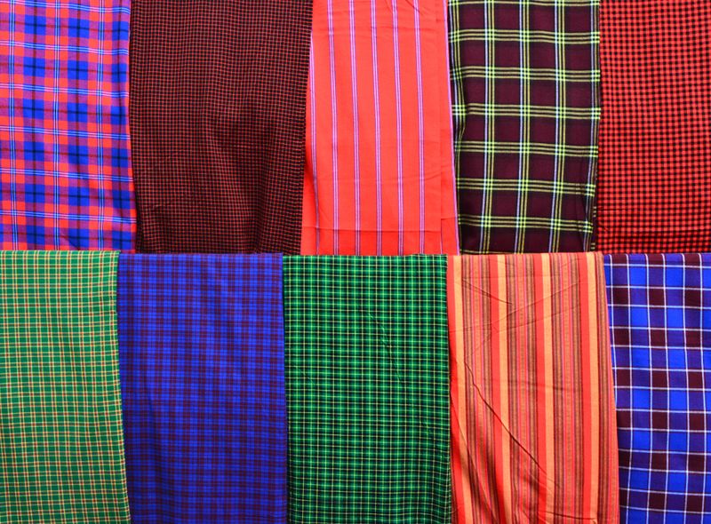 Groepsreis Kenia en Tanzania stoffen en textiel op de markt