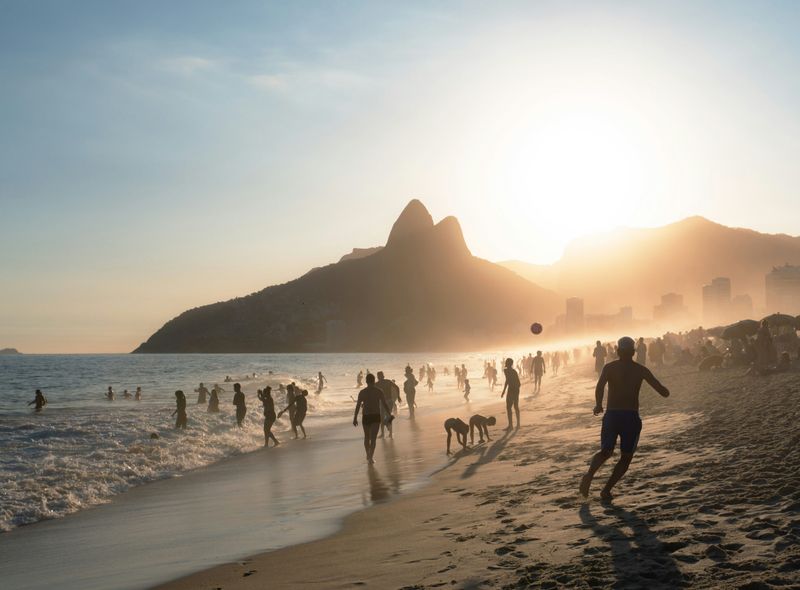 Groepsreis Brazilië zonsondergang Copacabana strand Rio de Janeiro