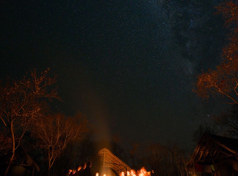 Groepsreis jongerenreis Tanzania Mikumi National Park nacht sterren kampvuur