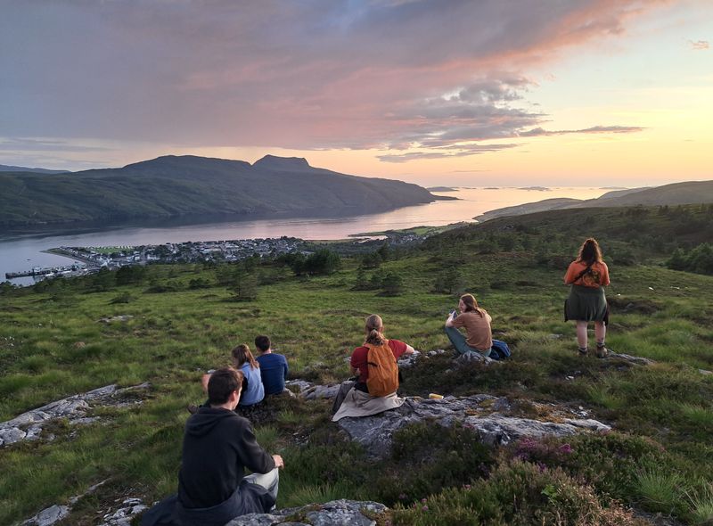 Groepsreis Schotland jongerenreis zonsondergang met de groep