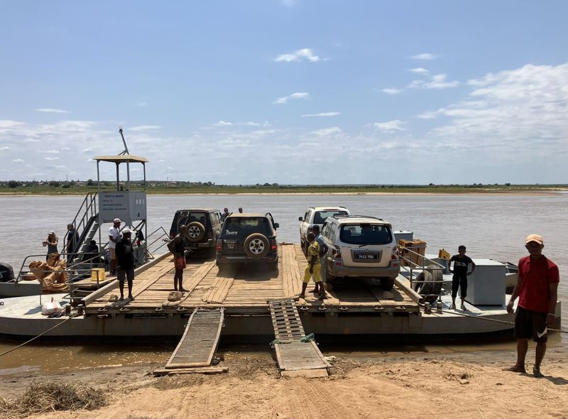 Groepsreis Madagascar ferry by Morondava