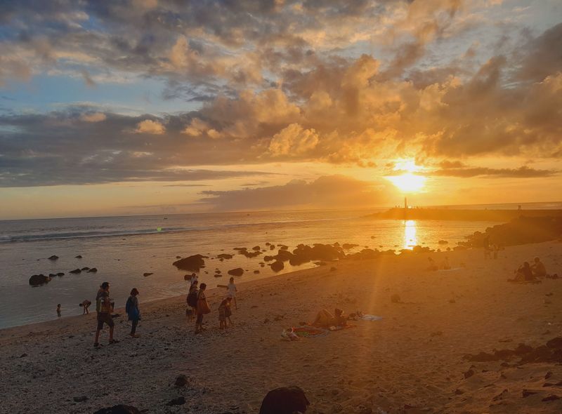 Groepsreis Réunion zonsondergang aan de kust