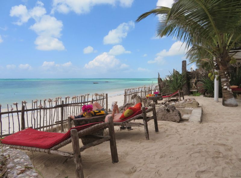 Groepsreis jongerenreis Tanzania relaxen aan het strand Zanzibar