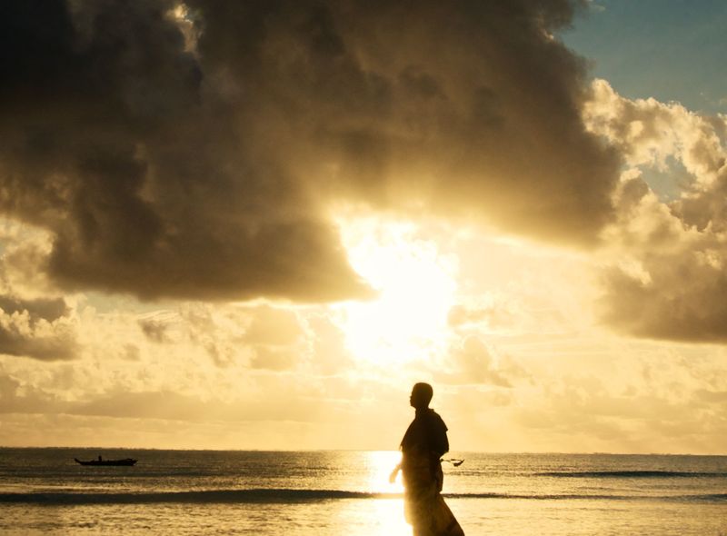 Groepsreis Tanzania &amp; Zanzibar vissersvrouw bij zonsopgang