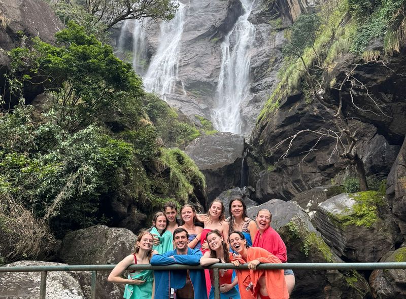 Groepsreis jongerenreis Tanzania trekking Udzungwa Mountains groep voor een waterval