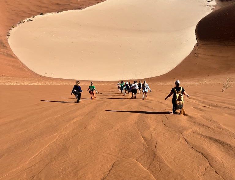 Groepsreis Comfort zandduinen beklimmen Sossusvlei en Deadvlei Namibië Namib Naukluft