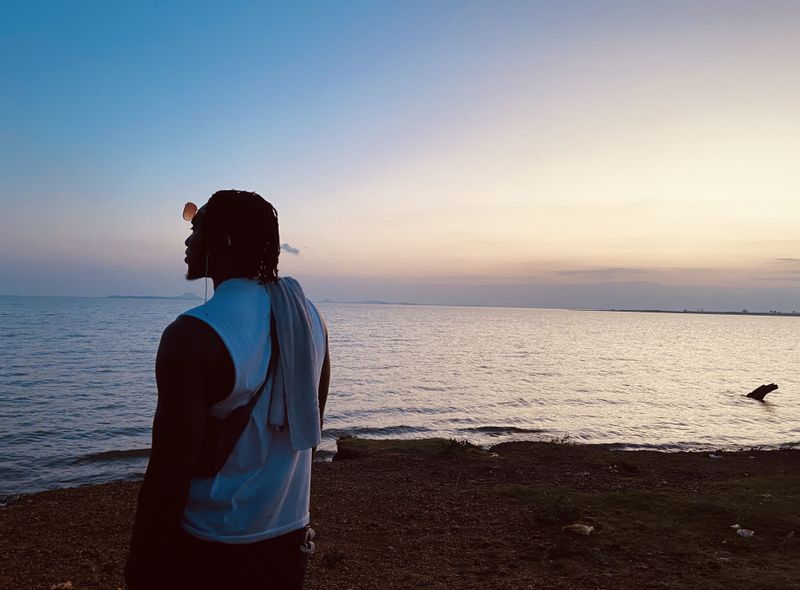 Groepsreis Ghana zonsondergang bij Lake Bosomtwee en het Voltameer