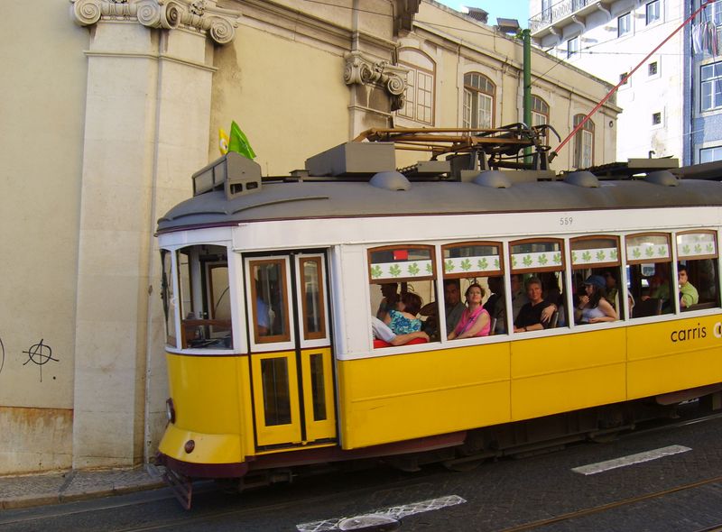 Groepsreis Portugal surf &amp; dive Lissabon tram