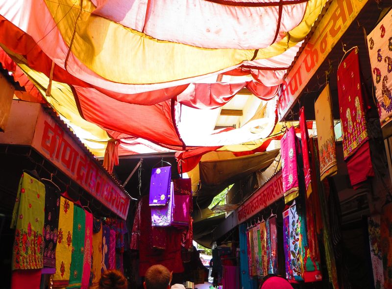 Groepsreis jongerenreis India straat met kleuren