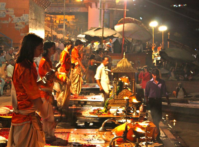 India groepsreis puja of verering van de Ganges in Varanasi