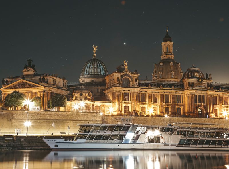 Dresden Elbe nachtverlichting roadtrip Duitsland