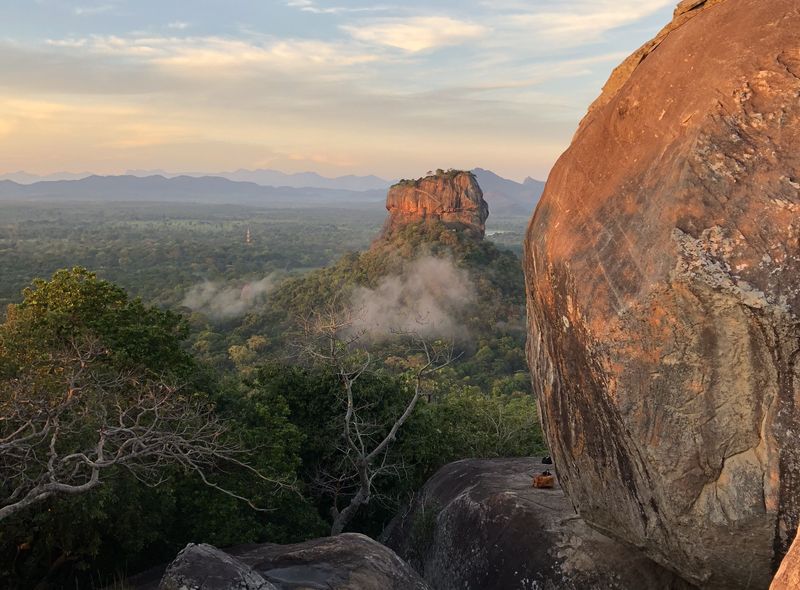 Groepsreis Sri Lanka jongerenreis zonsopgang op Pidurangala Rock met uitzicht op Lion&#039;s Rock in Sigiriya
