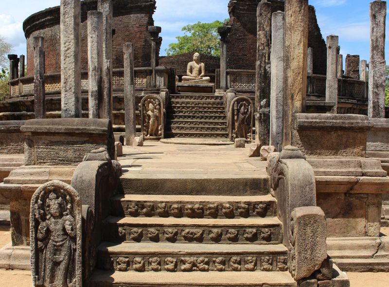 Groepsreis Sri Lanka jongerenreis tempels en ruïnes in Polonnaruwa