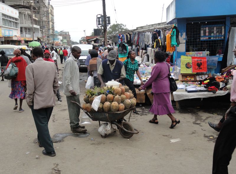 Groepsreis Kenia en Tanzania lokale markt ananassen verkoper