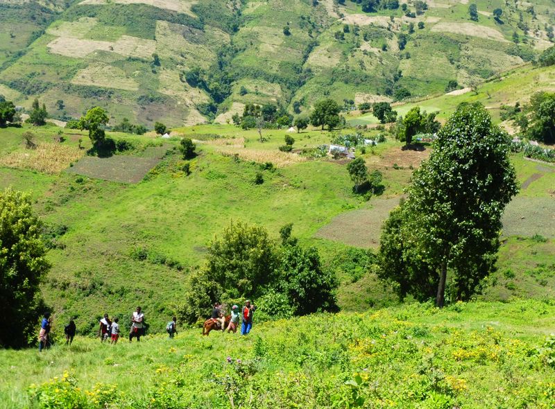Groepsreis Ethiopië groene vallei en bergen trekking