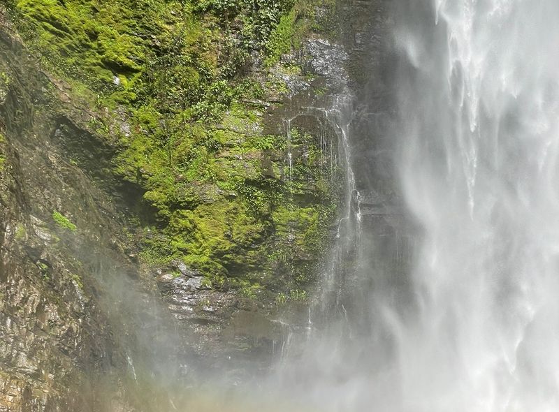 Groepsreis Ghana zwemmen in waterval