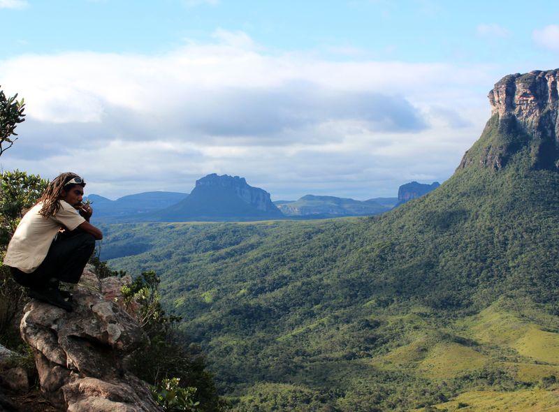 Groepsreis Brazilië onze gids met het landschap van Chapada Diamantina