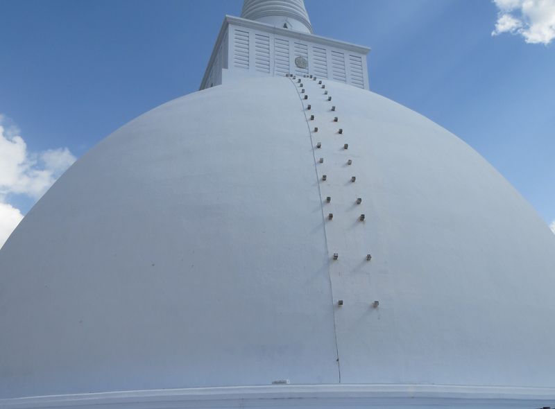 Groepsreis Sri Lanka jongerenreis witte stupa of dagoba in Anuradhapura