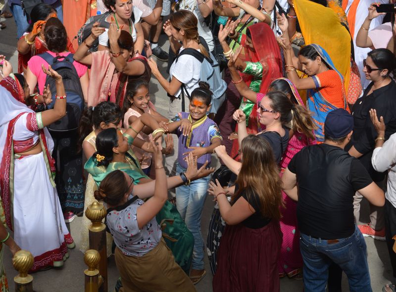 Groepsreis jongerenreis India dansende menigte