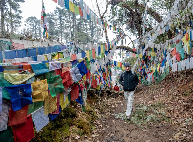Groepsreis India en Bhutan gebedsvlagjes op wandeling