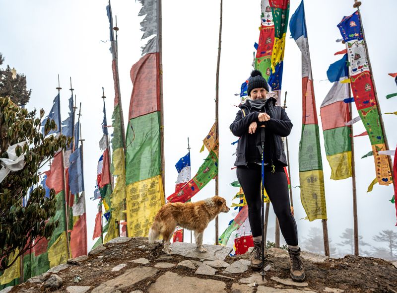Groepsreis India en Bhutan gebedsvlaggen op wandeling