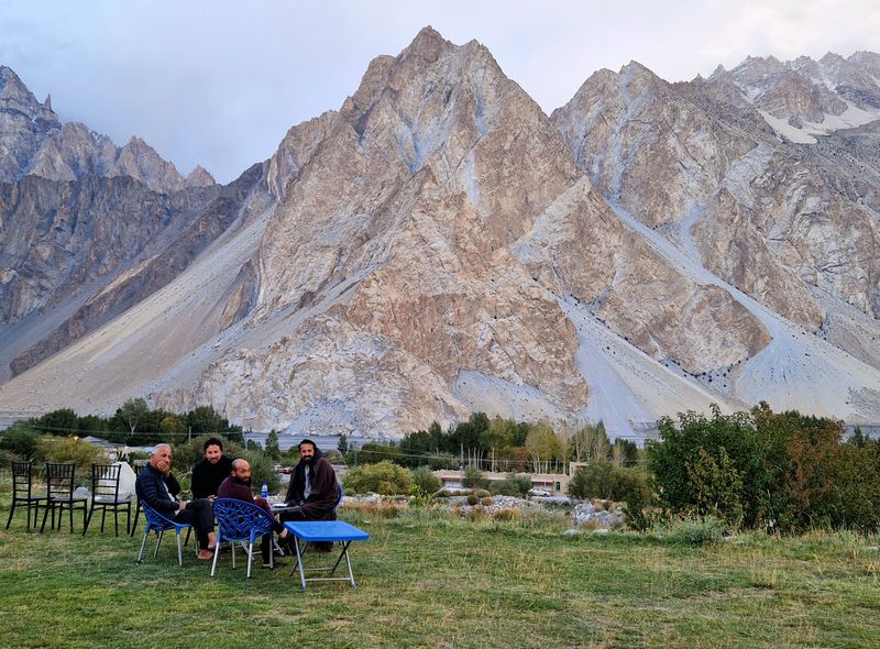 Crew in Passu