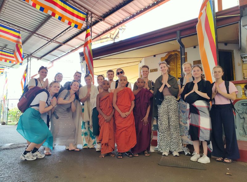 Sri Lanka groepsreis - groepsfoto monnik