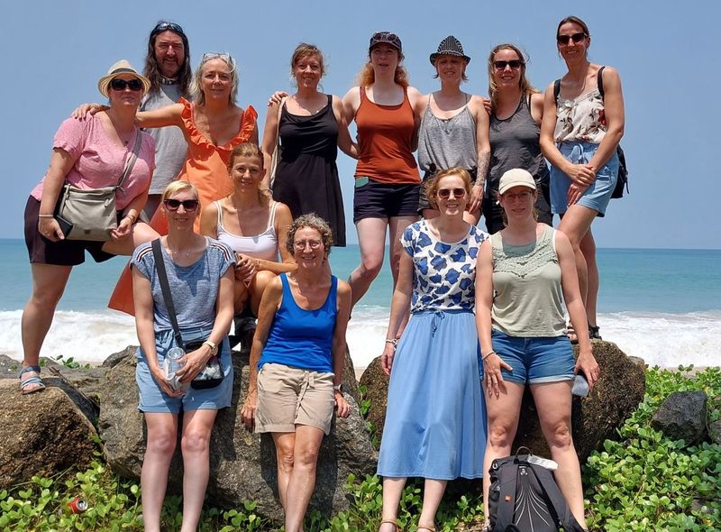 Groepsreis Sri Lanka groepsfoto bij de kust van Unawatuna