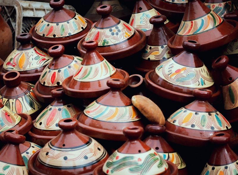 Groepsreis Marokko Marrakech tajines op de markt