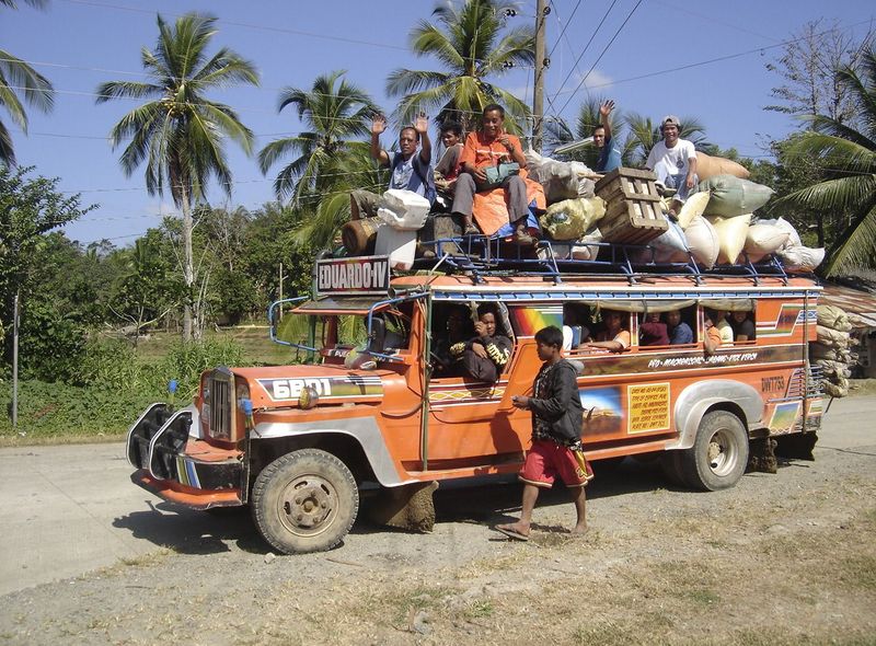 Groepsreis jongerenreis Filipijnen jeepney lokaal vervoer