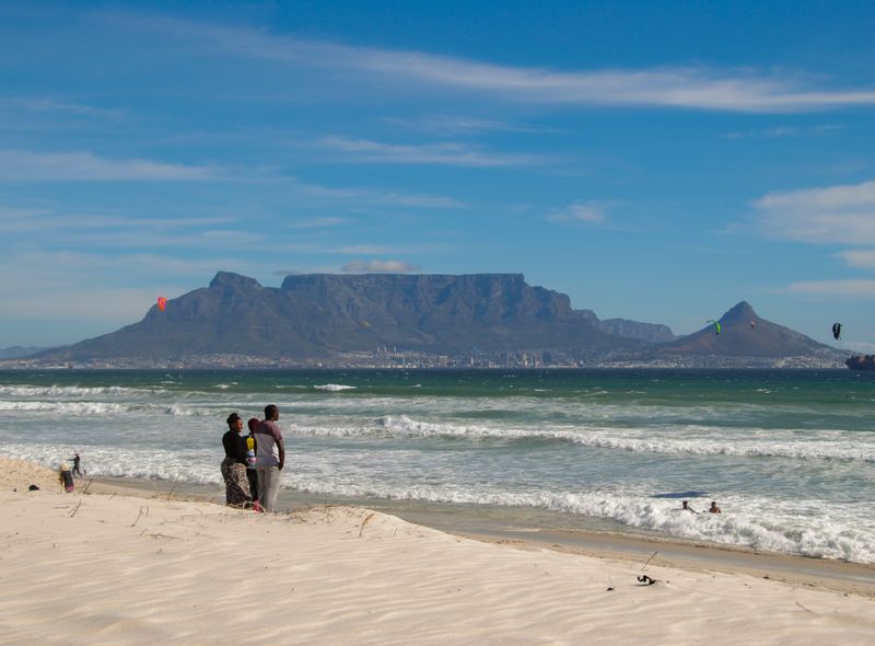 Groepsreis Zuid-Afrika jongerenreis zicht op Tafelberg vanaf Blouberg