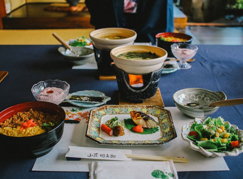 Japan - Ryokan food - https://unsplash.com/photos/PRM1RuIIQvI
