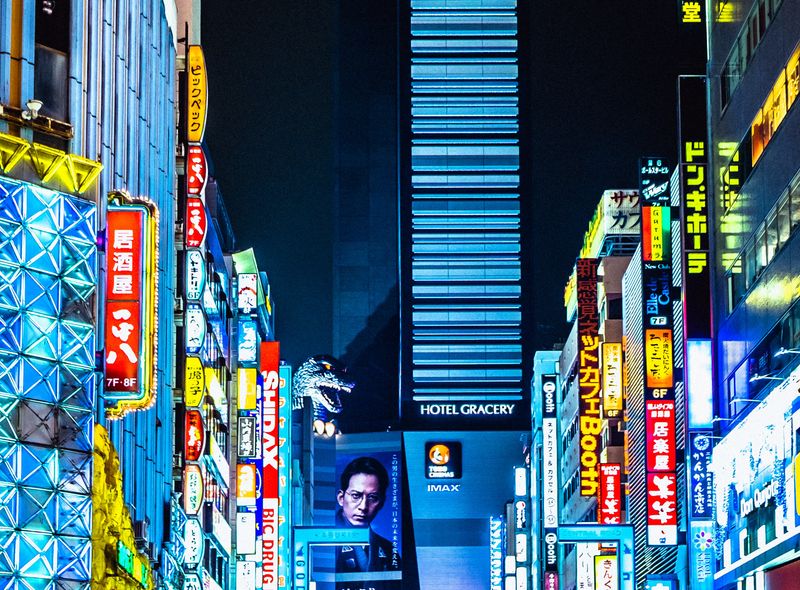 Tokyo - Shinjuku - https://unsplash.com/photos/4HG5hlhmZg8