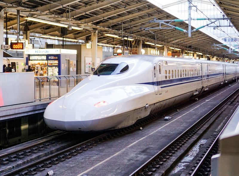 Japan - shinkansen - https://unsplash.com/photos/3ba59K57wE4