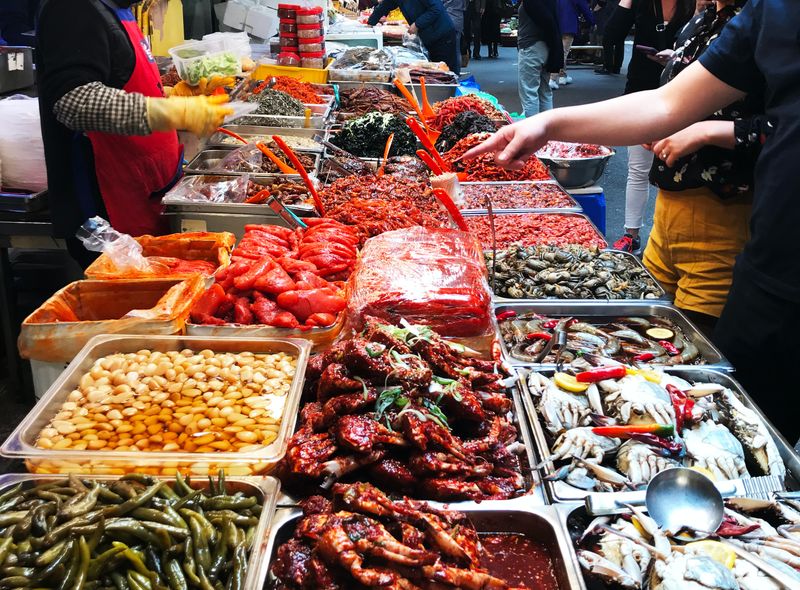 Busan - foodstall - https://unsplash.com/photos/q_Yl1HQoS9s