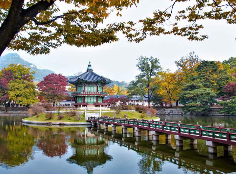 Seoul - Hyangwonjeong - https://pixabay.com/photos/hyangwonjeong-pavilion-pavilion-pond-5900902/