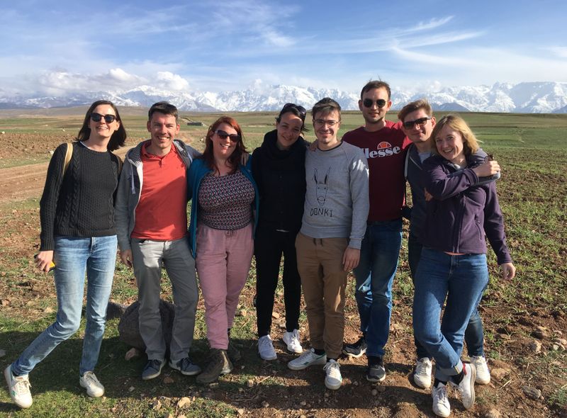 Groepsfoto met Lotte op weg naar Ourika vallei in Marokko