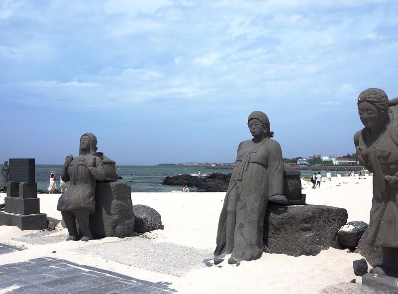 Jeju - https://pixabay.com/photos/jeju-jeju-island-travel-nature-934530/